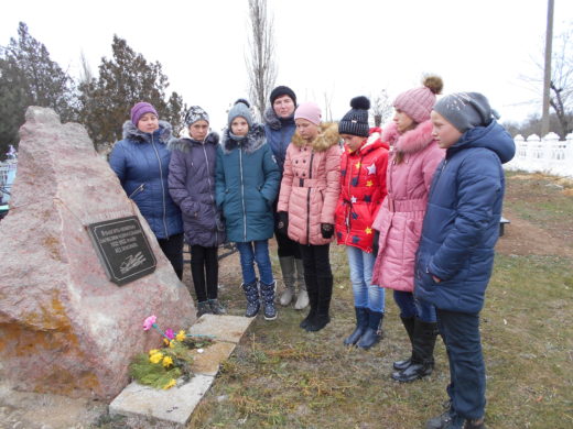 Новоіванівці вшанували пам'ять жертв Голодомору | Новини | Баштанська  міська територіальна громада